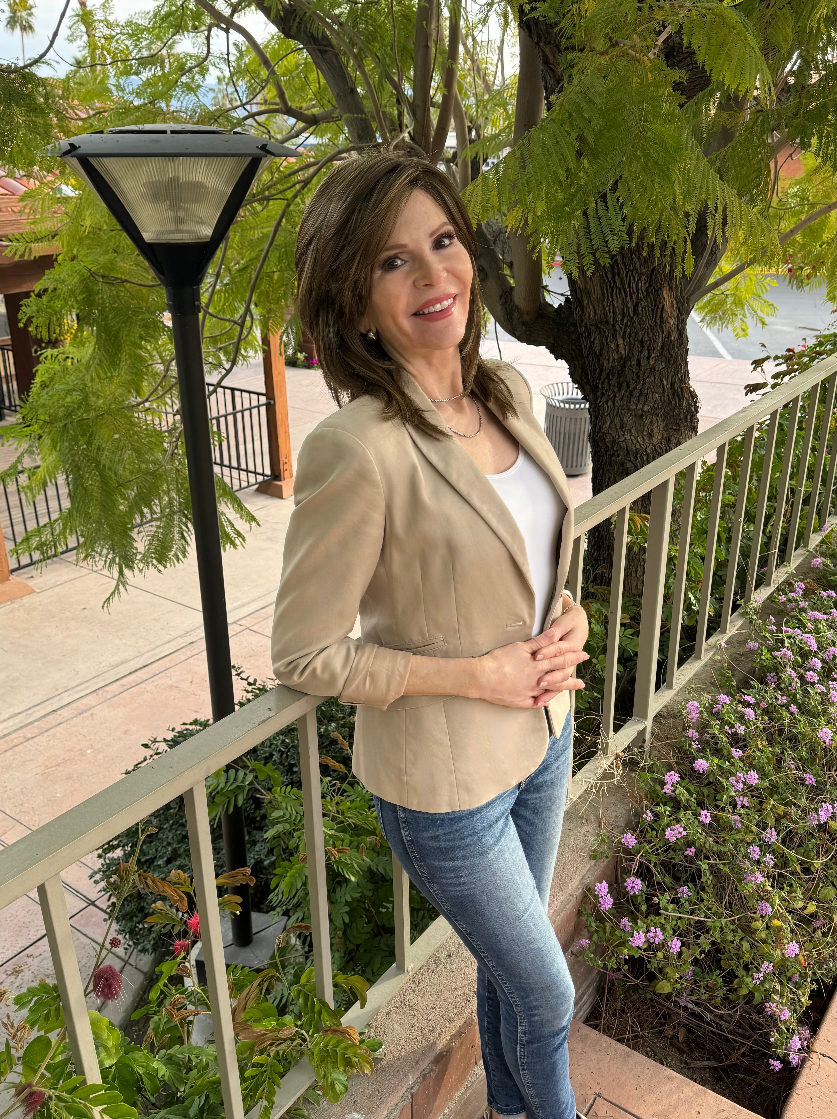 Alicia isn't an everyday girl— she is a style making a statement that speaks volumes. The curvy layers and side-swept fringe add depth and dimension to your look, framing your face with effortless elegance and grace.