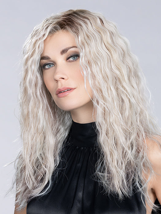 MUSIC (styled wavy) by Ellen Wille in Metallic Blonde Rooted