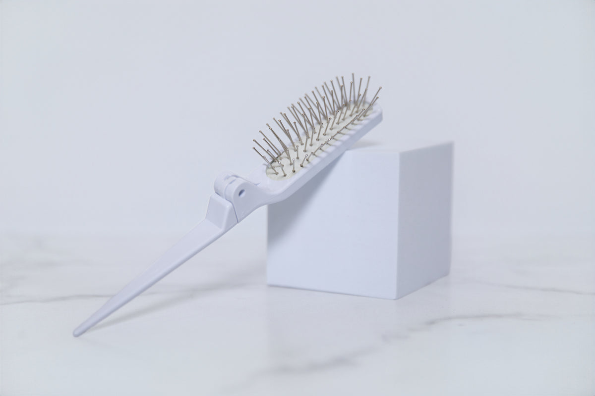 Folding wig brush